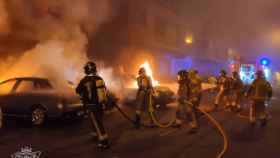 Imagen de los bomberos sofocando el fuego / @BomberosBurgos