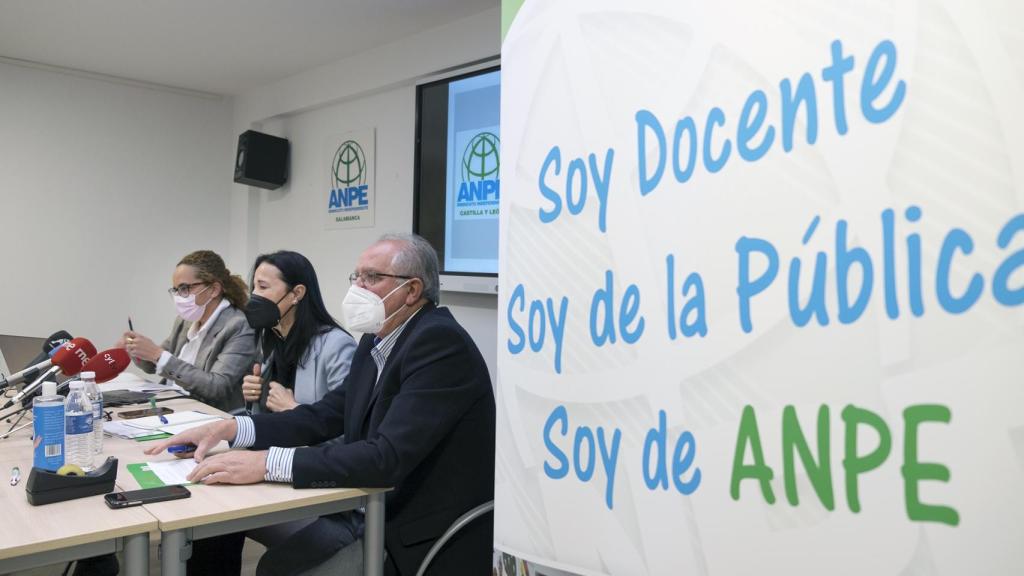 JESÚS FORMIGO / ICAL . La presidenta de ANPE Castilla y León, Pilar Gredilla Fontaneda; el vicepresidente, Nicolás Ávila Villanueva, y la defensora del profesor, María José Martín Vicente