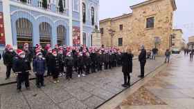 Niños del Colegio Divina Providencia cantando al obispo