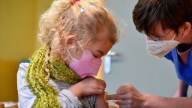 La pequeña Juno de 7 años recibe la vacuna contra la Covid en Leipzig, Alemania. REUTERS/Matthias Rietschel