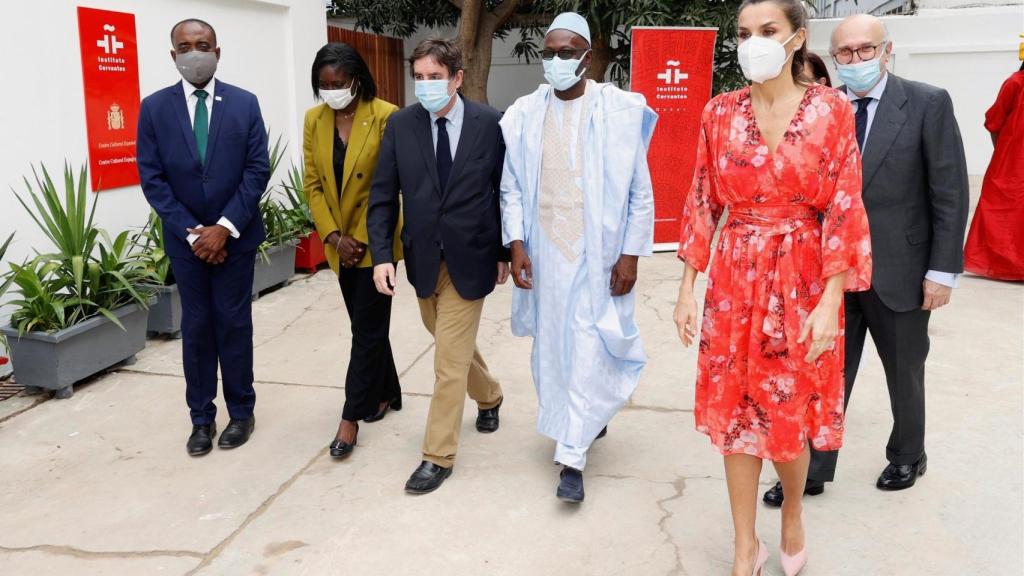 Letizia con vestido de Adolfo Domínguez en Senegal.