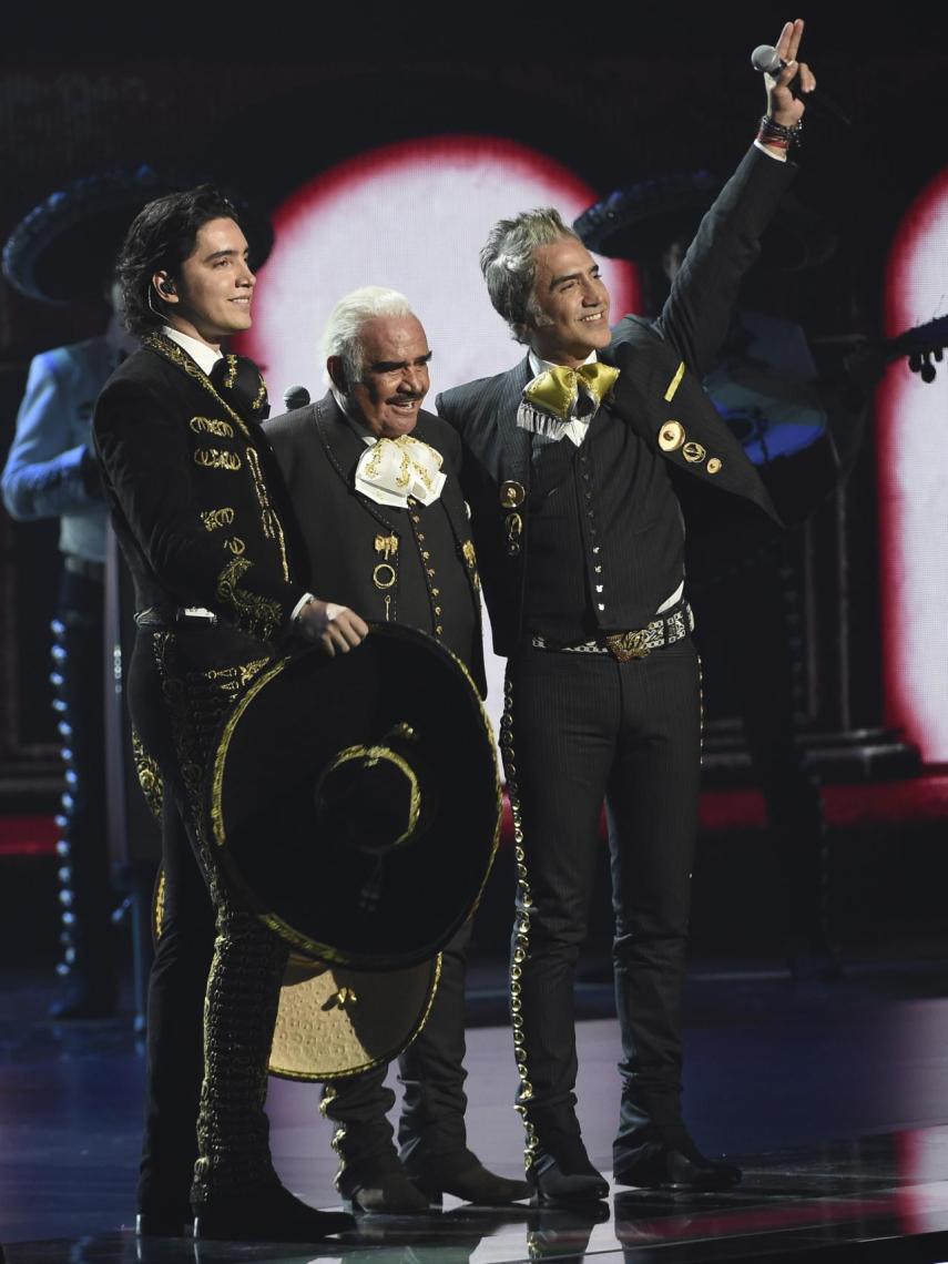 Vicente Fernández junto a su hijo Alejandro y su nieto en un concierto en Las Vegas.
