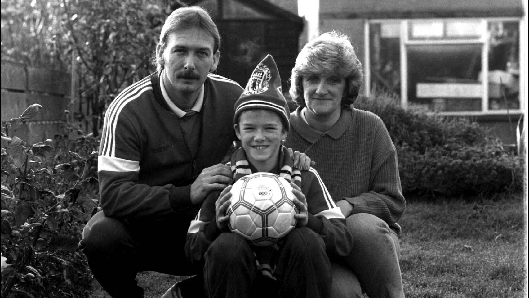 David Beckham junto a sus padres en una imagen de archivo.