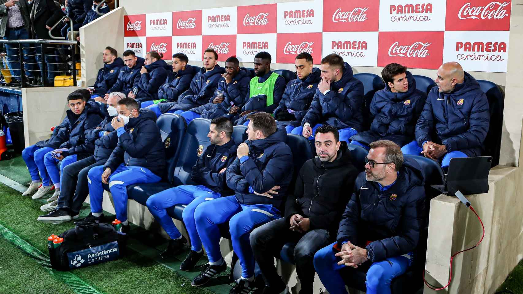 Xavi Hernández y todo su equipo junto a sus jugadores en el Estadio de la Cerámica