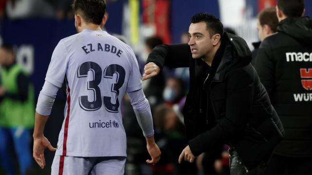 Xavi Hernández junto a Abde en El Sadar