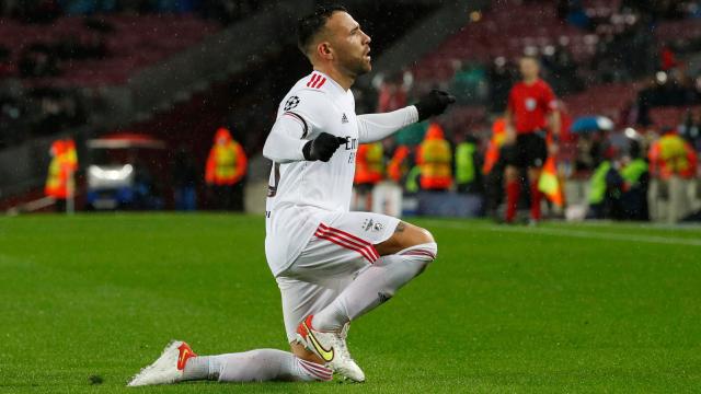 Nicolás Otamendi celebra un gol con el Benfica ante el Barça en la Champions