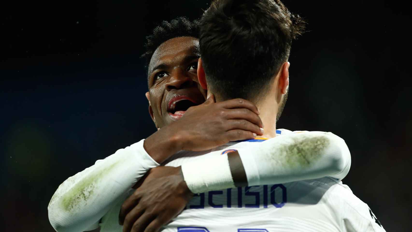 Abrazo entre Marco Asensio y Vinicius Junior para celebrar un gol del Real Madrid