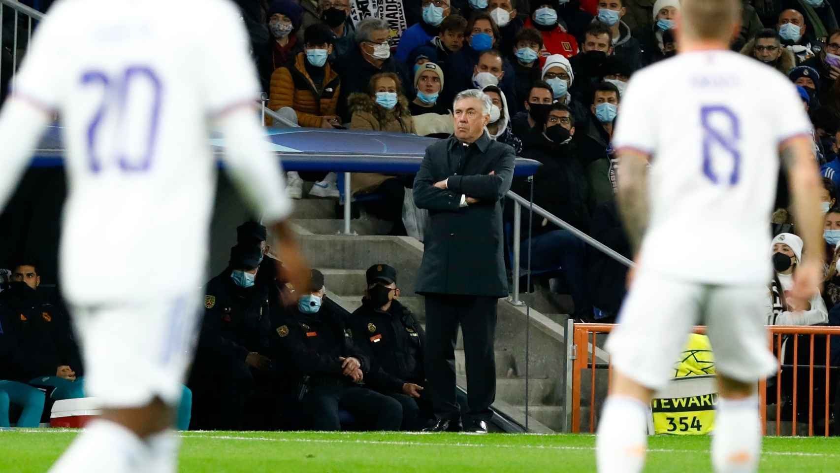 Ancelotti dando indicaciones en el derbi ante el Atlético de Madrid