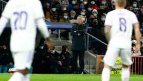 Ancelotti dando indicaciones en el derbi ante el Atlético de Madrid