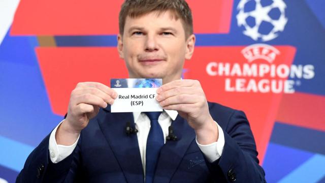 Andriy Arshavin, con la bola del Real Madrid en el sorteo de la Champions League.