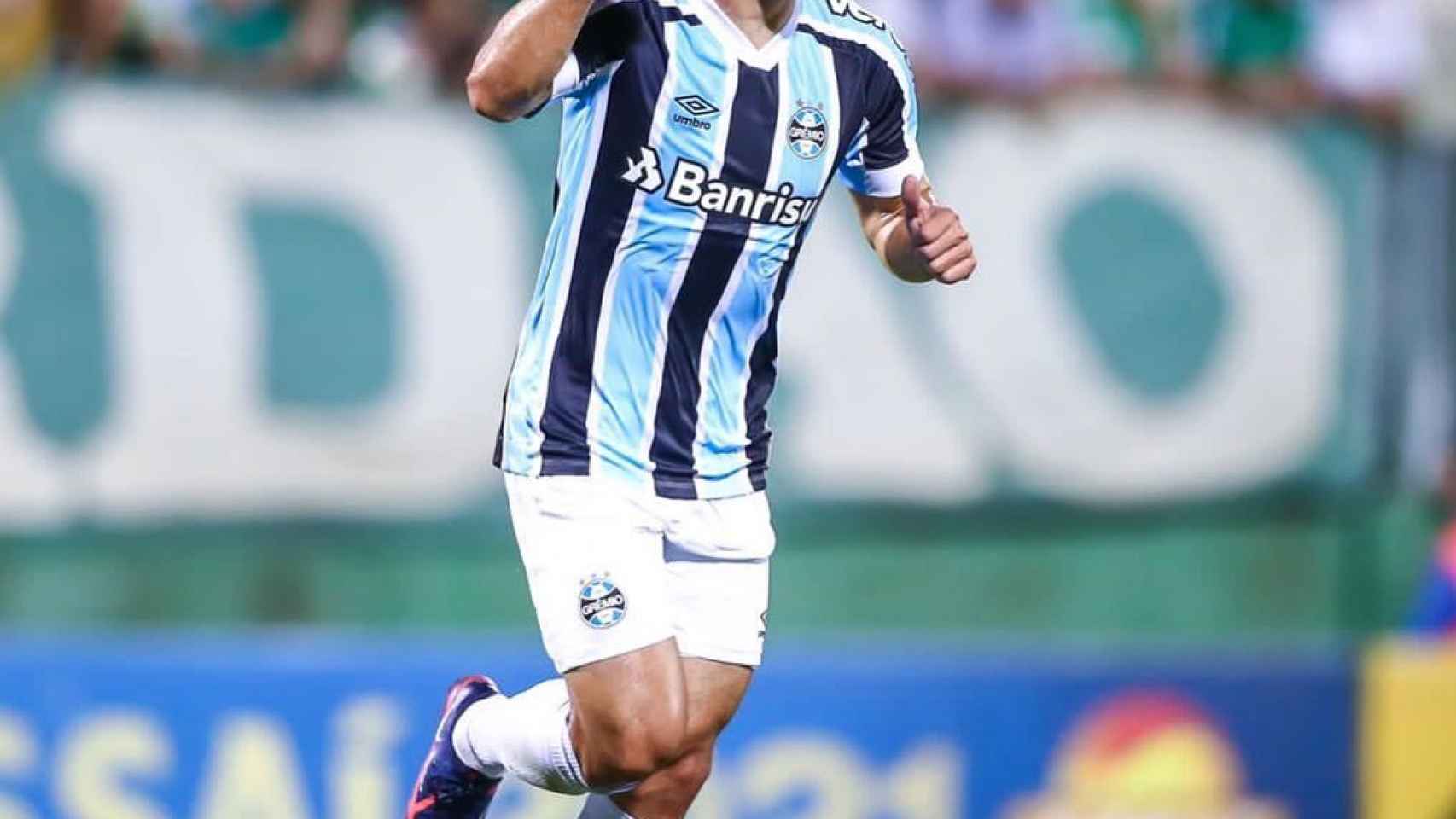 Lucas Silva celebra un gol con Gremio
