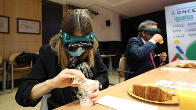 La ONCE ha organizado en Toledo un desayuno informativo en el que los periodistas han utilizado unas gafas que simulaban una discapacidad visual.