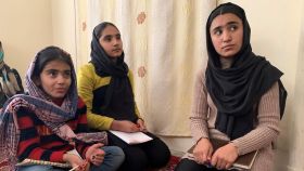 Algunas de las estudiantes del aula clandestina, entre las que se encuentra Atfa , de 17 años e hija de la maestra Kohistani.