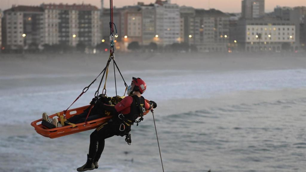 Rescate de un hombre en una zona rocosa del Paseo Marítimo de A Coruña.