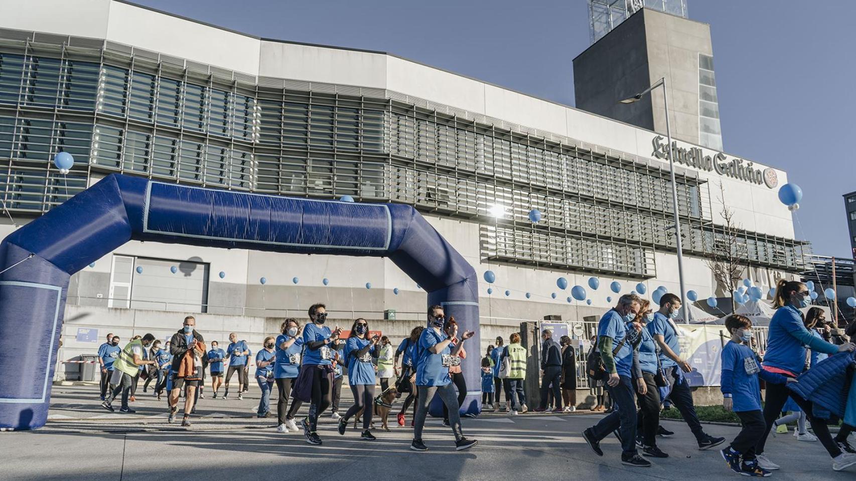 Los participantes de la 5KM Solidarios salen caminando (Hijos de Rivera).