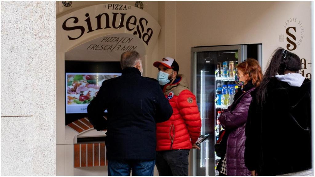 Clientes estrenando la máquina expendedora.