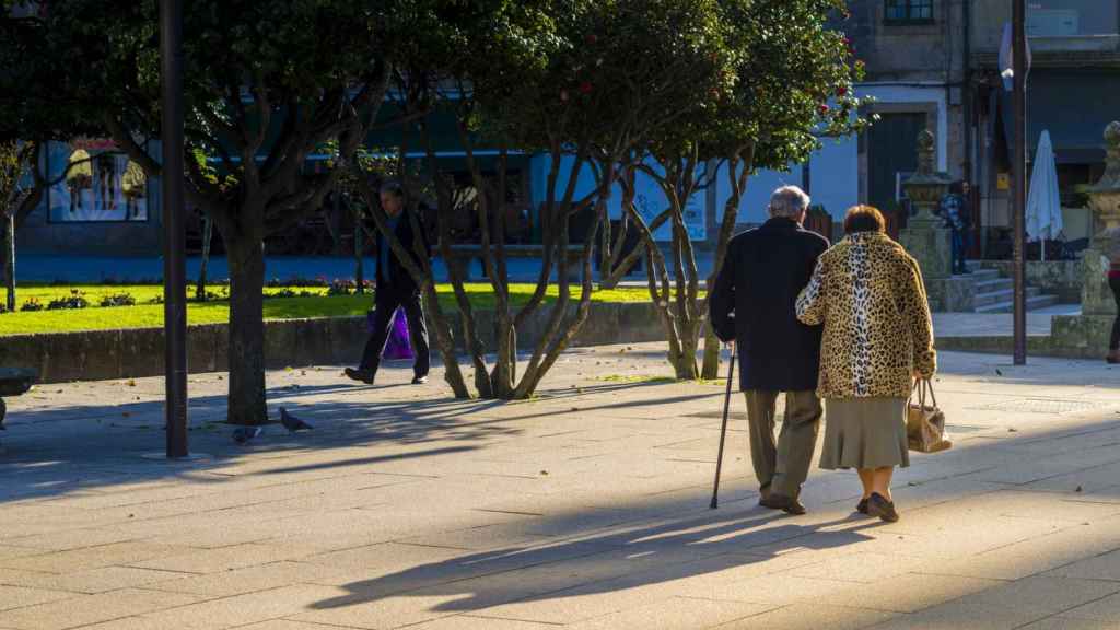 mayores paseando en pontevedra