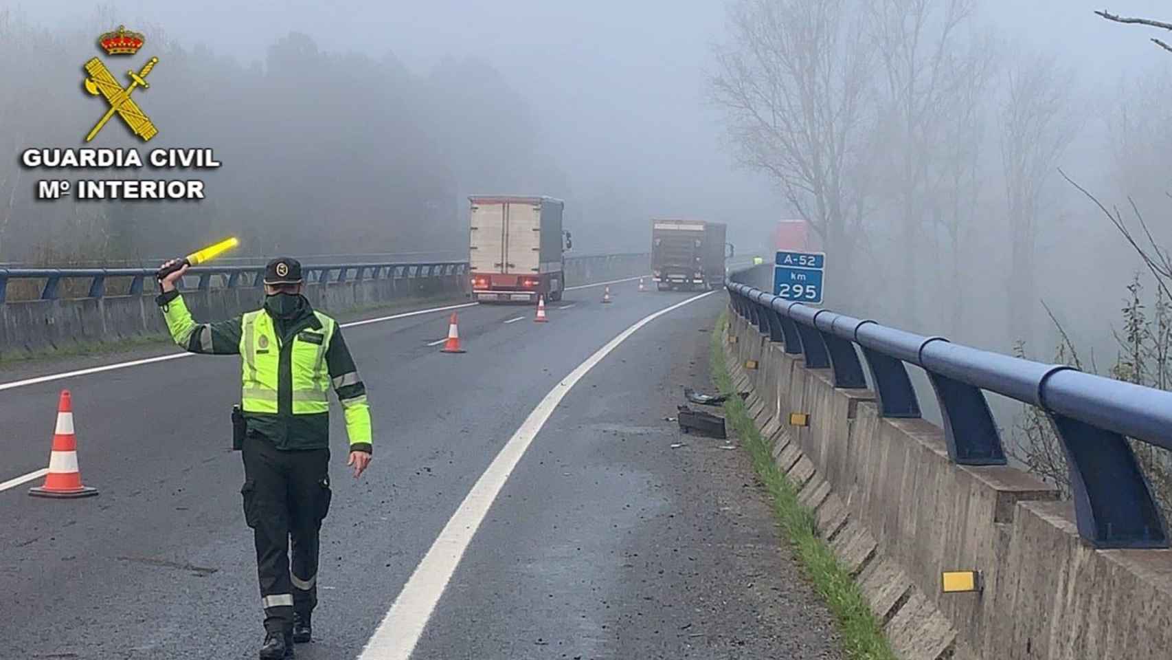 Accidente entre dos camiones y un turismo en la A-52 a la altura de Ponteareas.