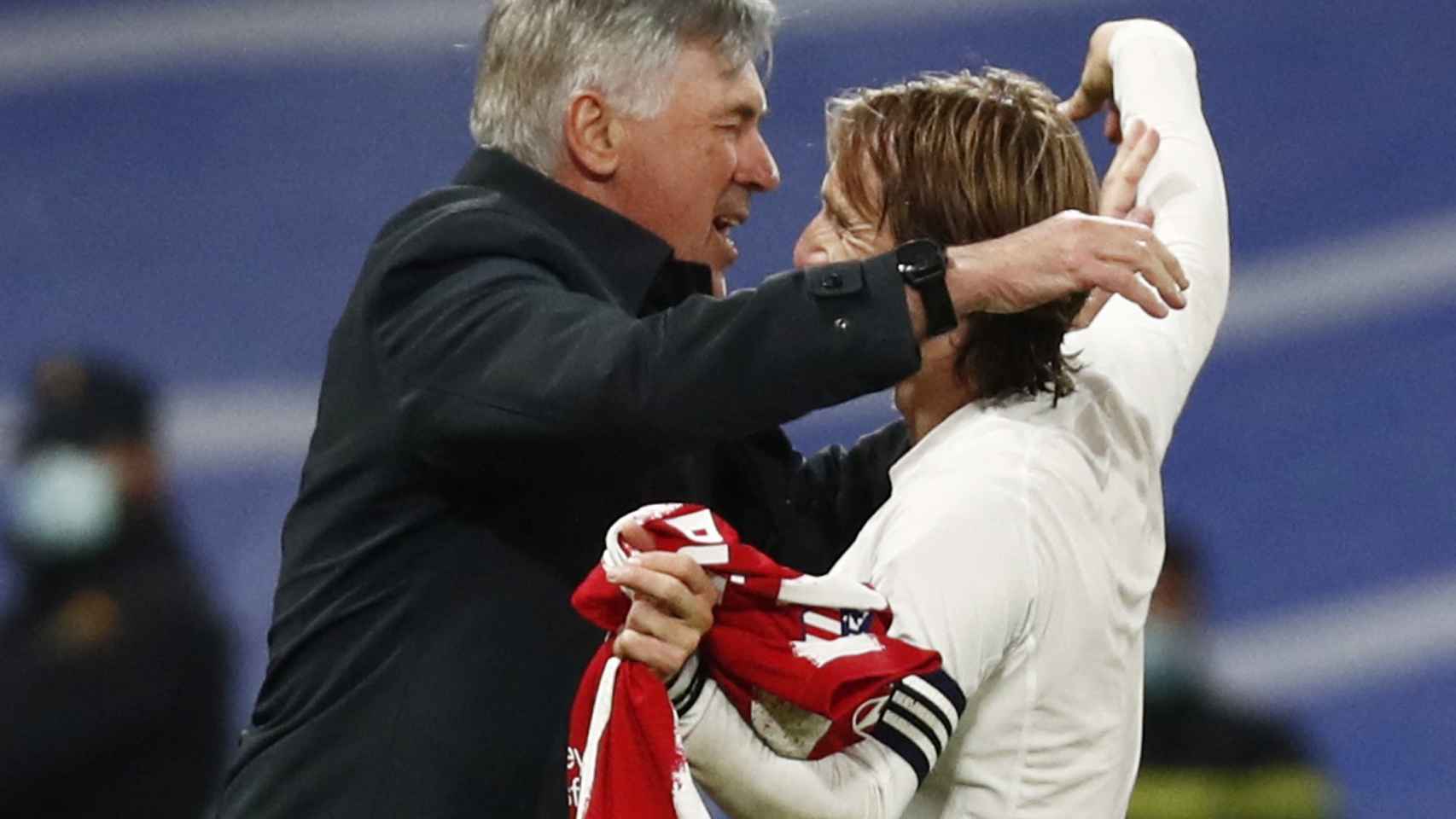Carlo Ancelotti y Luka Modric se abrazan tras el derbi