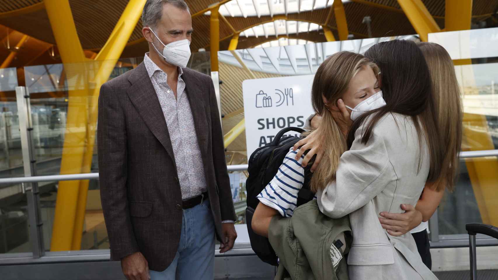 La emotiva despedida de Los Reyes y su hija, Leonor, en el aeropuerto de Madrid.