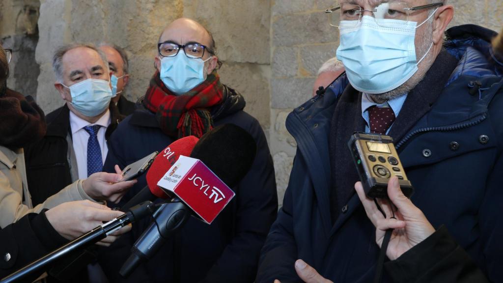 Francisco Igea acompañado de Javier Ortega, el secretario general de las Edades del Hombre, Gonzalo Jiménez; y del alcalde de Carrión, José Manuel Otero, entre otros, visita la sede de la XXV edición de las Edades del Hombre 'Lux' / Bragimo ICAL.