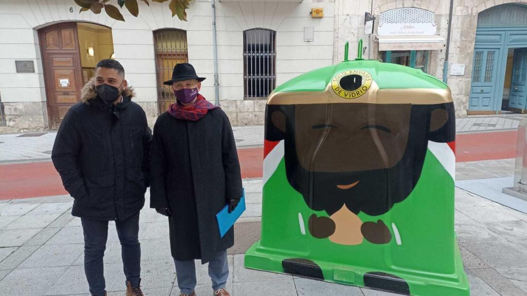 Agustina y Palomino junto a  uno de los contenedores de la plaza Santa Ana