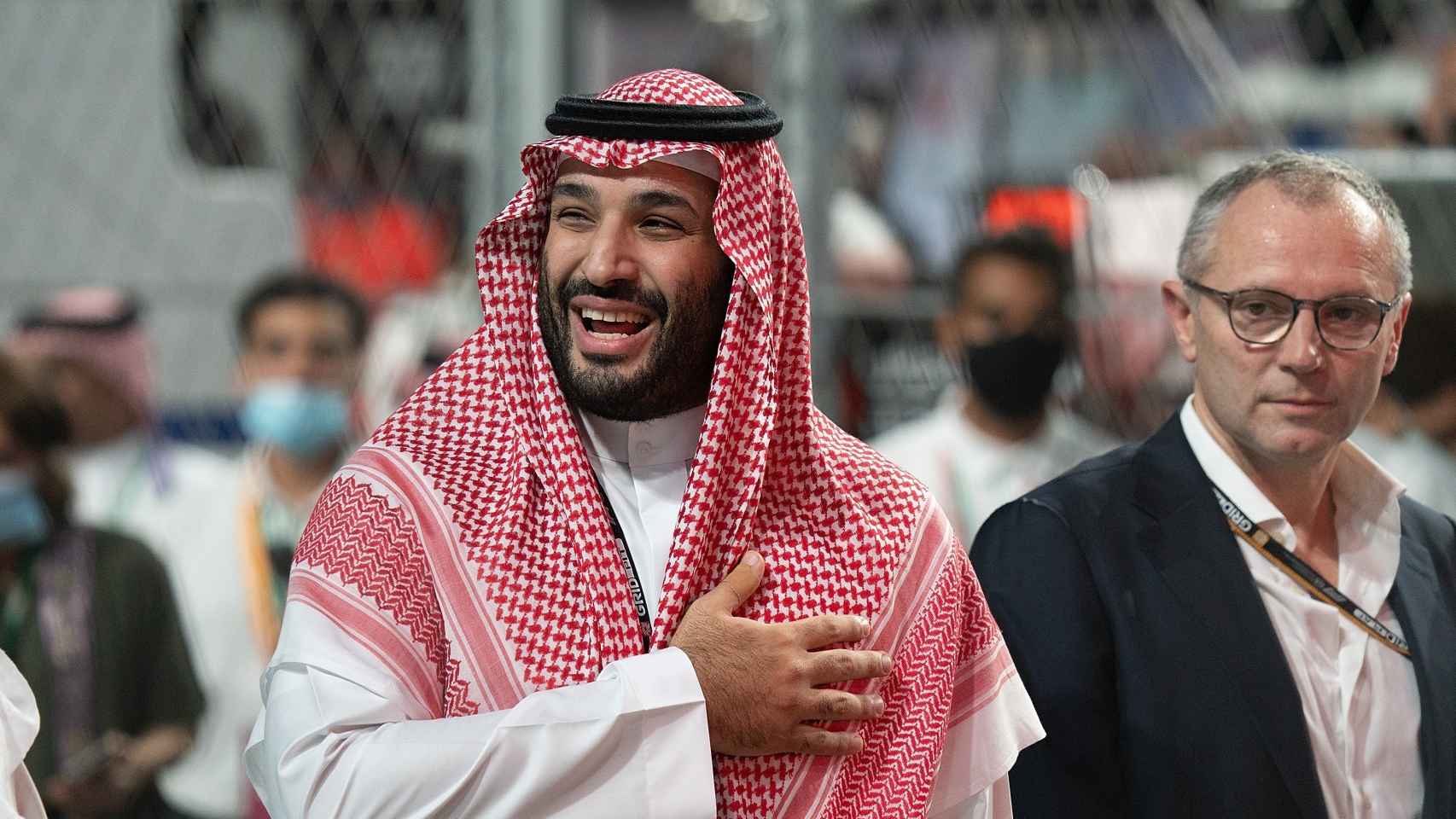 Mohammed bin Salman Al Saud, príncipe del reino de Arabia Saudí, junto a Stefano Domenicali, jefe de la Fórmula 1, en el circuito de Jeddah.