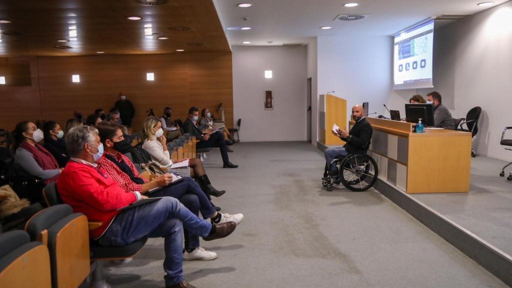 Raúl López, en la reunión con colegios profesionales.