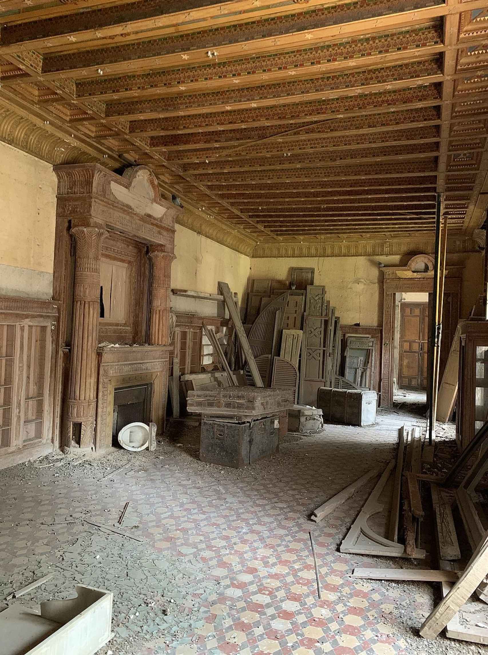 La biblioteca egipcia del Palacio de Orléans-Borbón.