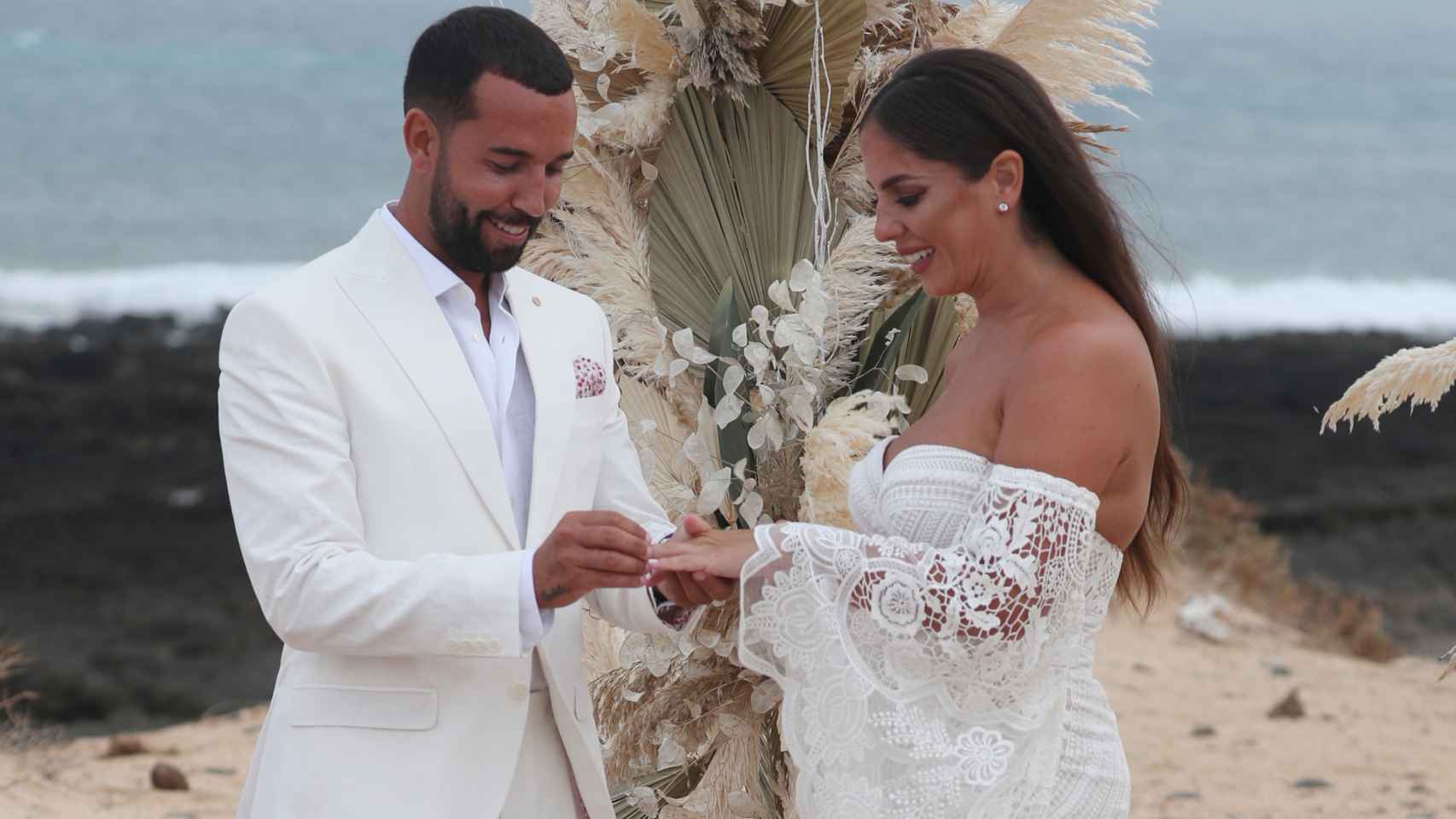 Omar Sánchez y Anabel Pantoja, en el momento de las alianzas en su boda en La Graciosa.