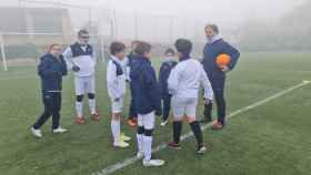 Juan Carlos Rodríguez con algunos de los jugadores en un entrenamiento