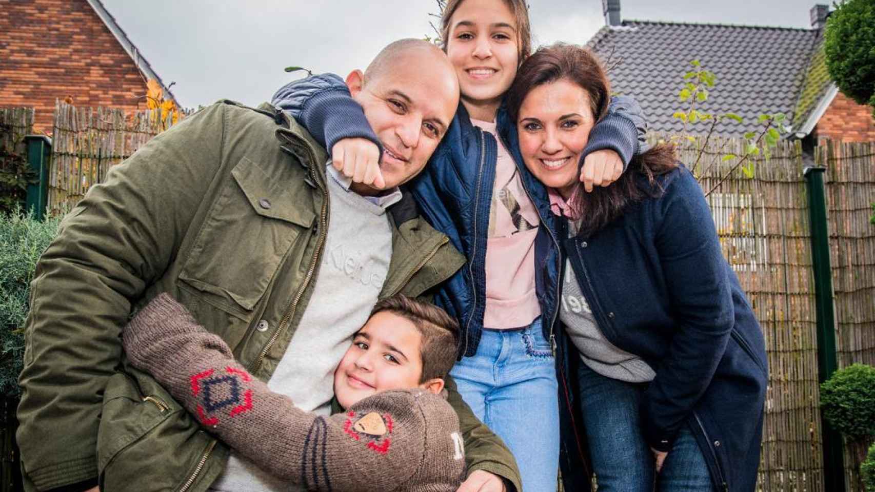 Eva González con su marido Ahmet y sus hijos Nuria y Naim.