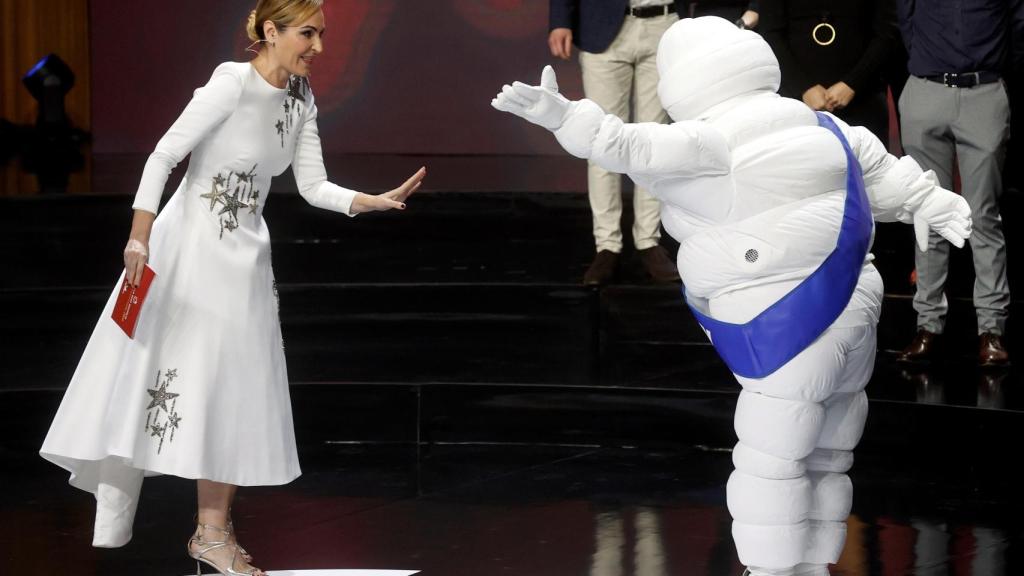 Ana Milán y Bibendum, en la gala donde han anunciado los nuevos estrellas Michelin.