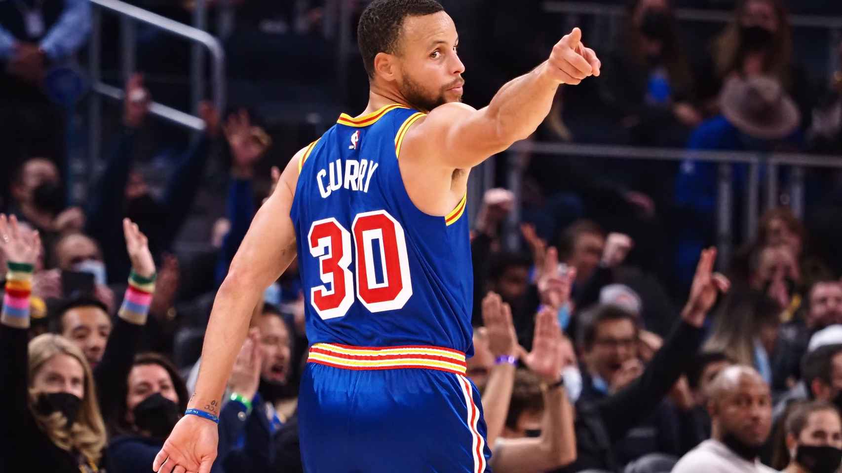 Stephen Curry celebra un triple con los Golden State Warriors.