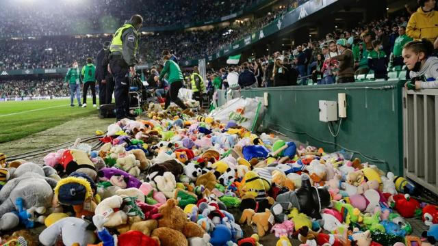 Lluvia de peluches en el Benito Villamarín