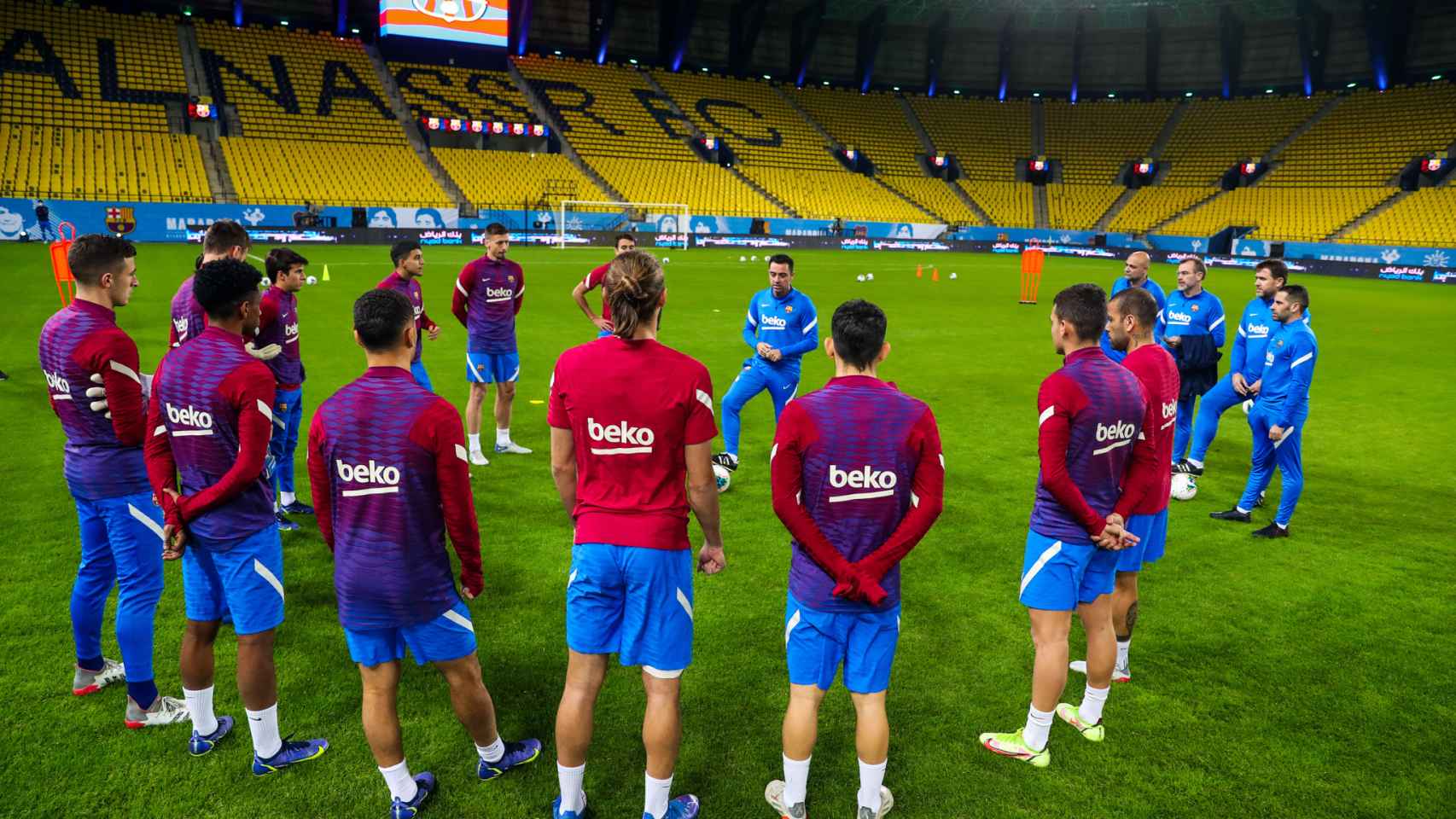 Los jugadores del Barça y Xavi Hernández, entrenando en el estadio del Al Nassr antes de la Maradona Cup.