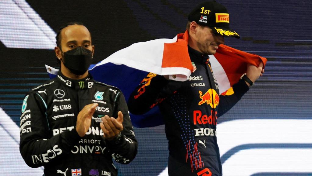 Lewis Hamilton y Max Verstappen, en el podio de Abu Dabi