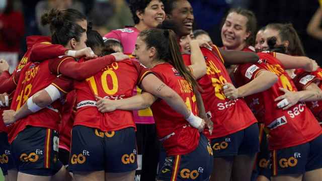 Las jugadoras de la selección española de balonmano femenino celebran el pase a semifinales del Mundial