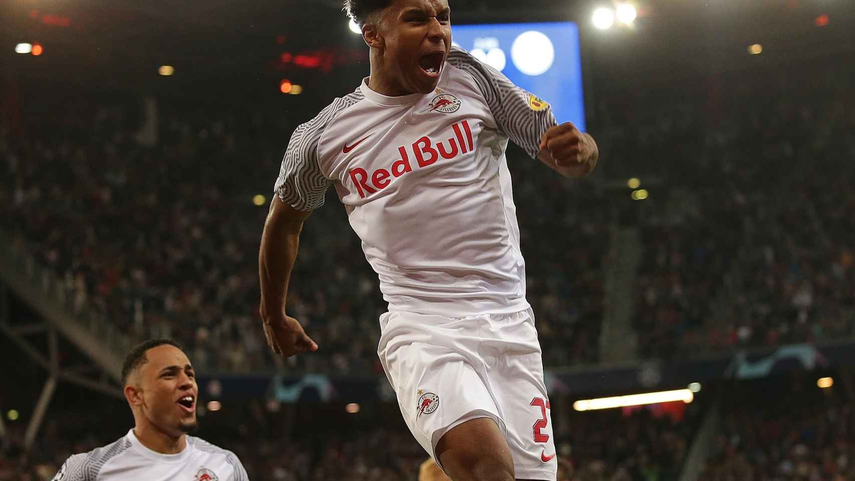 Karim Adeyemi celebra un gol con el RB Salzburgo