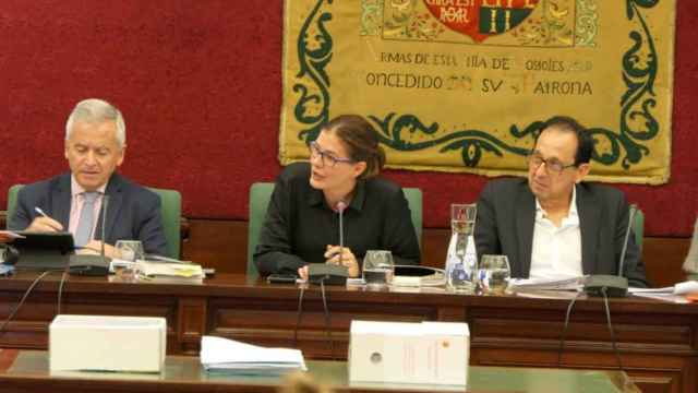 La alcaldesa de Móstoles, la socialista Noelia Posse, junto al secretario general del Pleno (i).