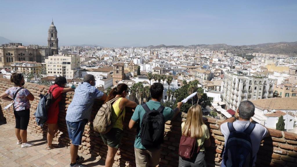 Un grupo de turistas observan el Centro histórico de Málaga.