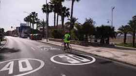 Un ciclista circula por uno de los carriles 30 delimitados en Málaga.