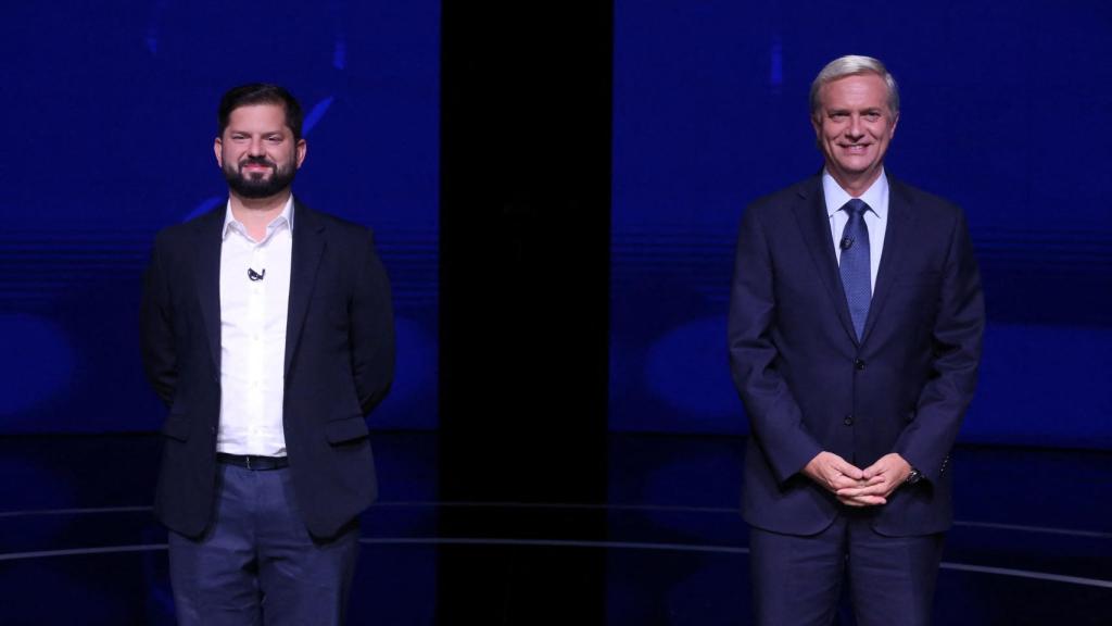 Los candidatos Kast (a la derechaa) y Boric (a la izquierda) en el último debate presidencial.