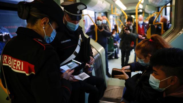 La policía italiana comprueba el pasaporte Covid de los viajeros del transporte público.