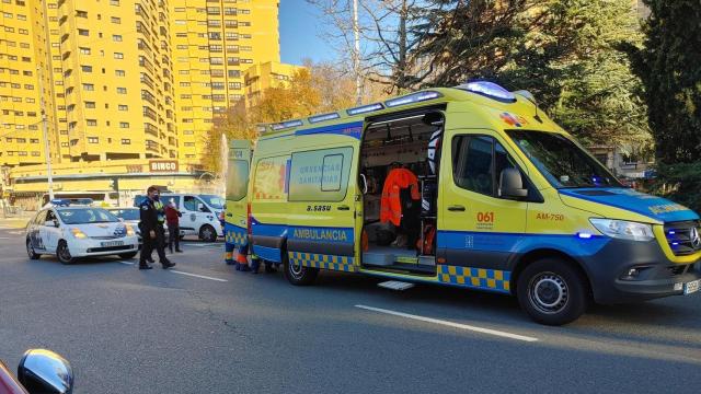 La ambulancia desplazada hasta Cuatro Caminos, donde fue atropellada una mujer.