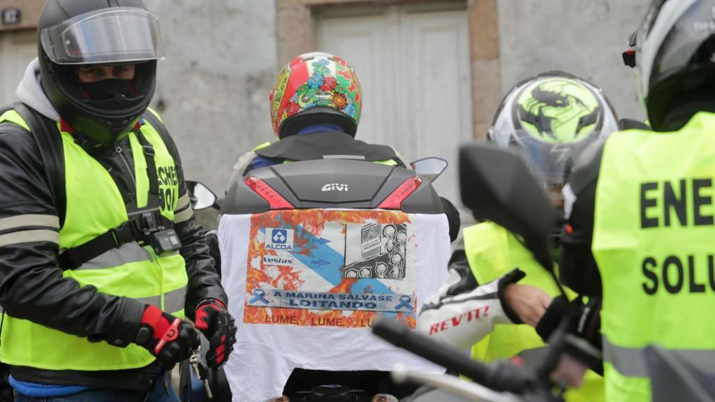 Un hombre lleva enganchada a su moto una pancarta donde se lee ‘A Mariña se salva luchando’ en una protesta el 21 de noviembre.