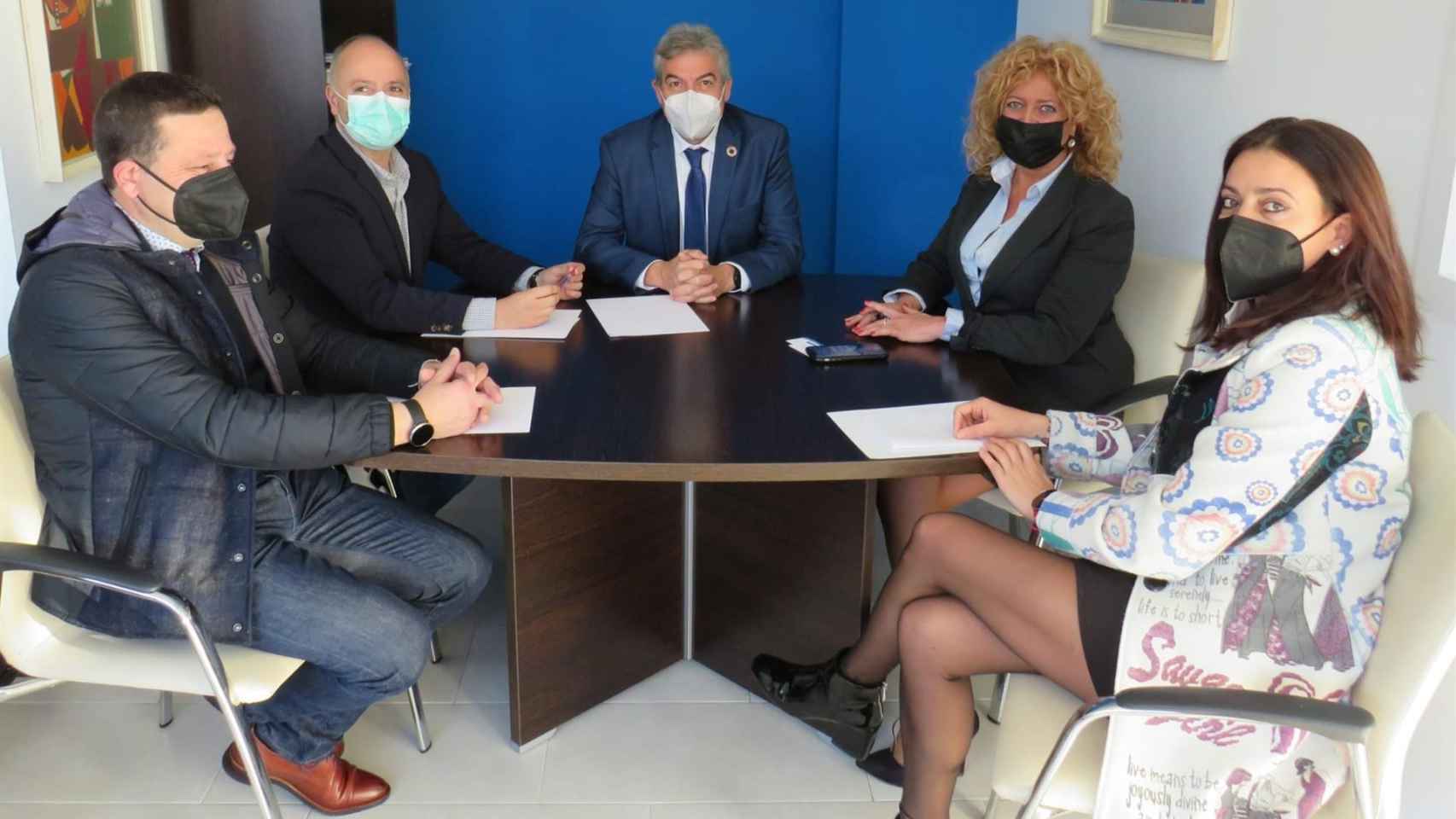 El presidente de SEA, Lucrecio Fernández, el delegado del Consorcio de la Zona Franca de Vigo, David Regades, y el alcalde de Cuntis, Manuel Campos, cierran el acuerdo.