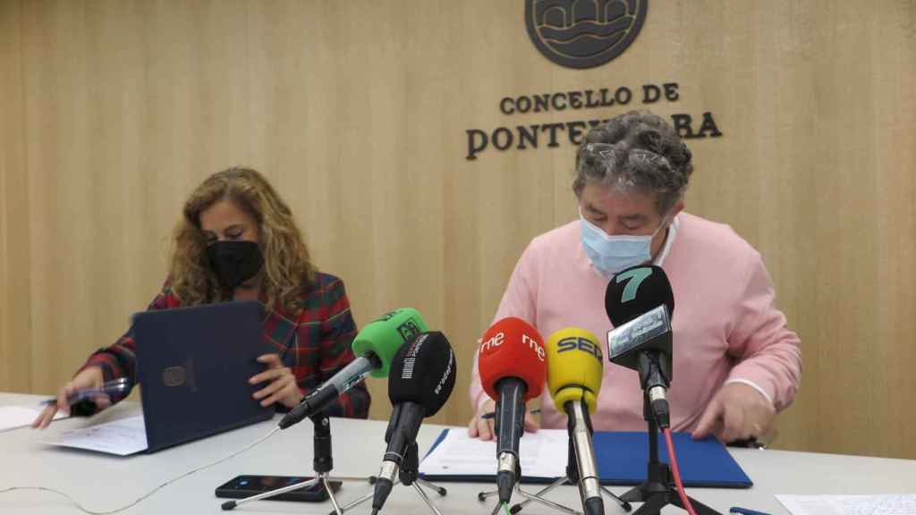 Carmela Silva y Miguel Anxo Fernández Lores han firmado el acuerdo por el que Santa Clara pasará a ser de la Diputación