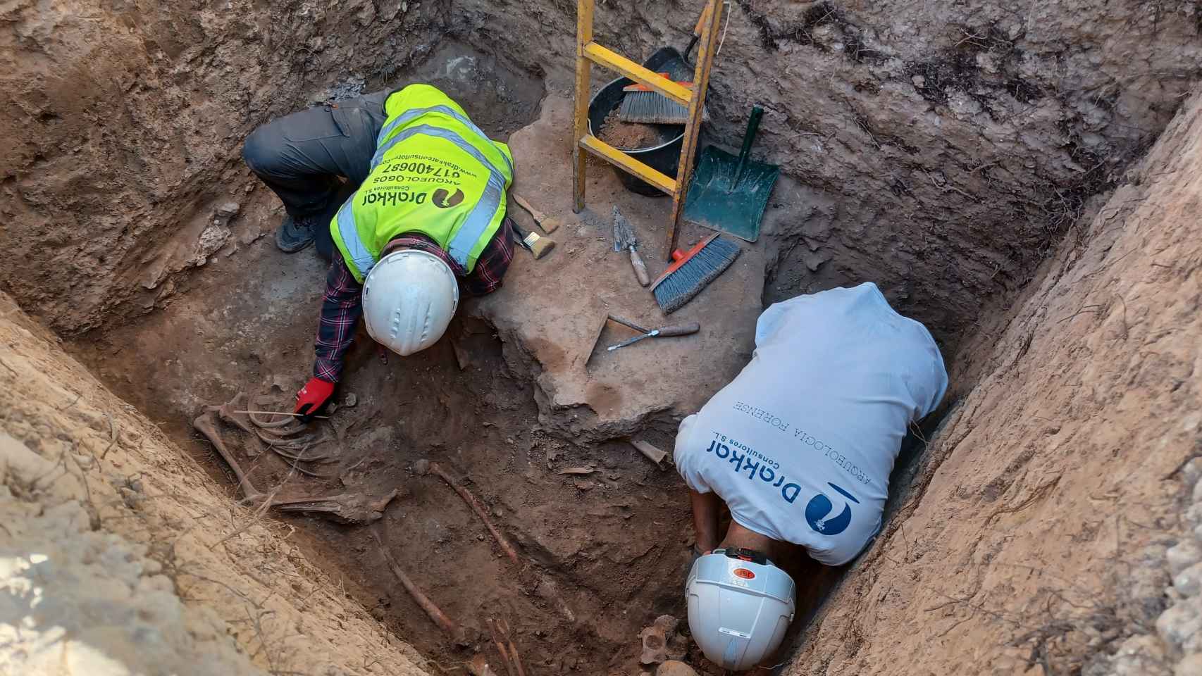 Dos obreros realizan trabajos de exhumación en el cementerio de Alicante.