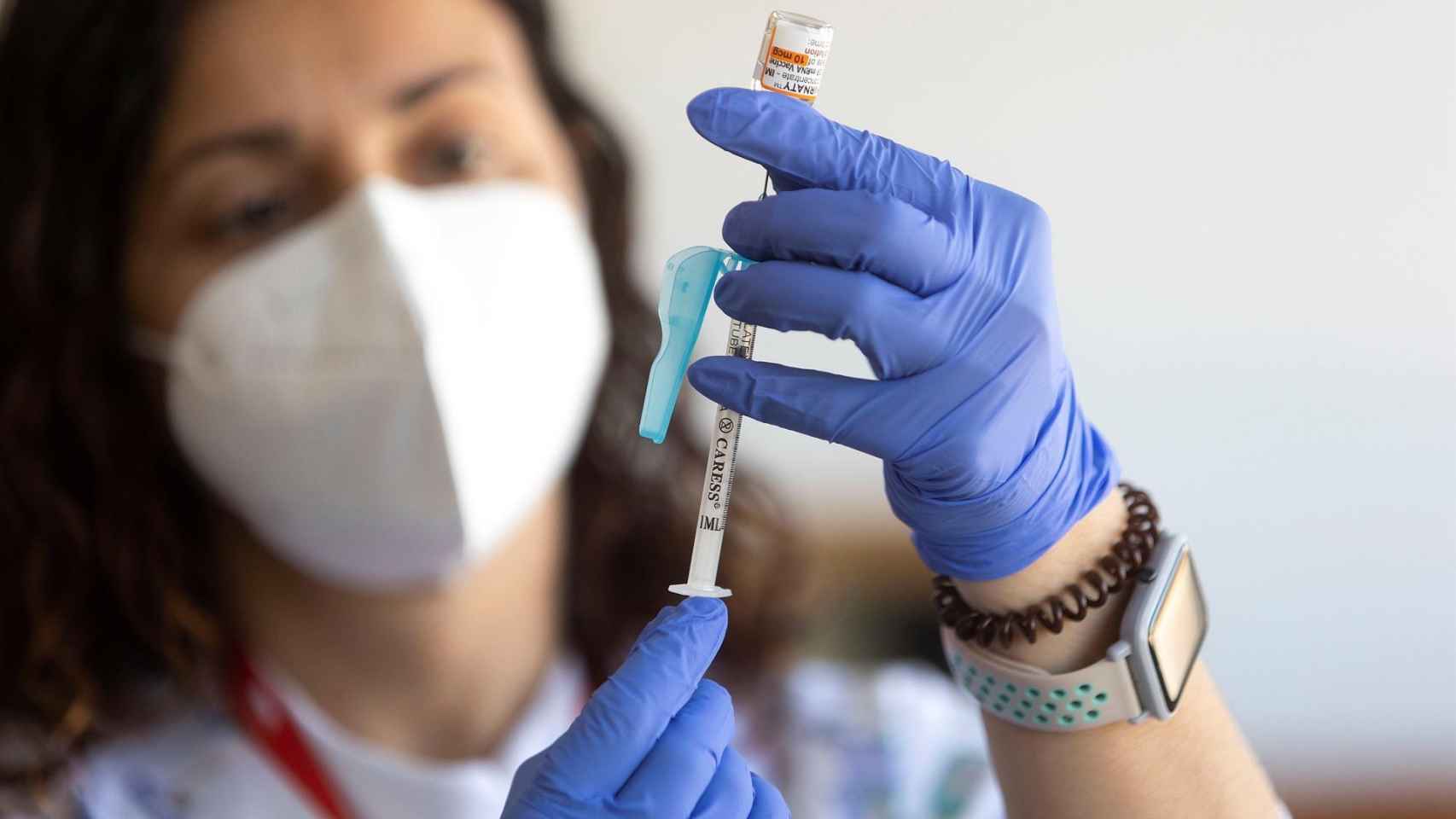 Una enfermera prepara una dosis de la vacuna para inocular a un menor de doce en Castellón.